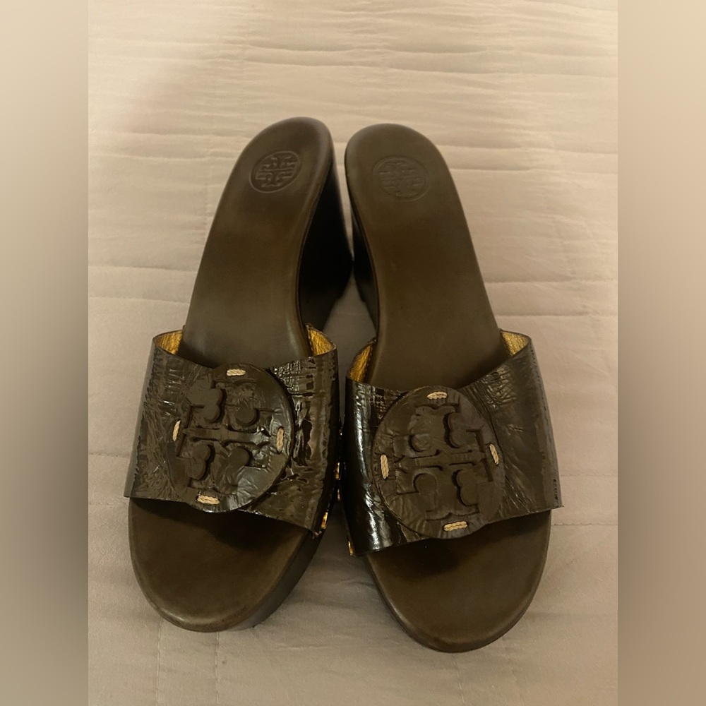 Tory Burch Size 9.5 Black Patent Leather Logo Wedge Slide Sandals